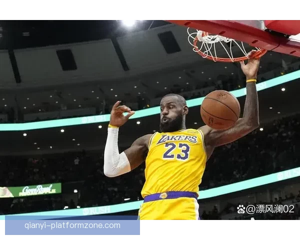 湖人硬碰联盟第一詹姆斯神情凝重东契奇轻松应战富保罗发声力挺老詹澄清质疑